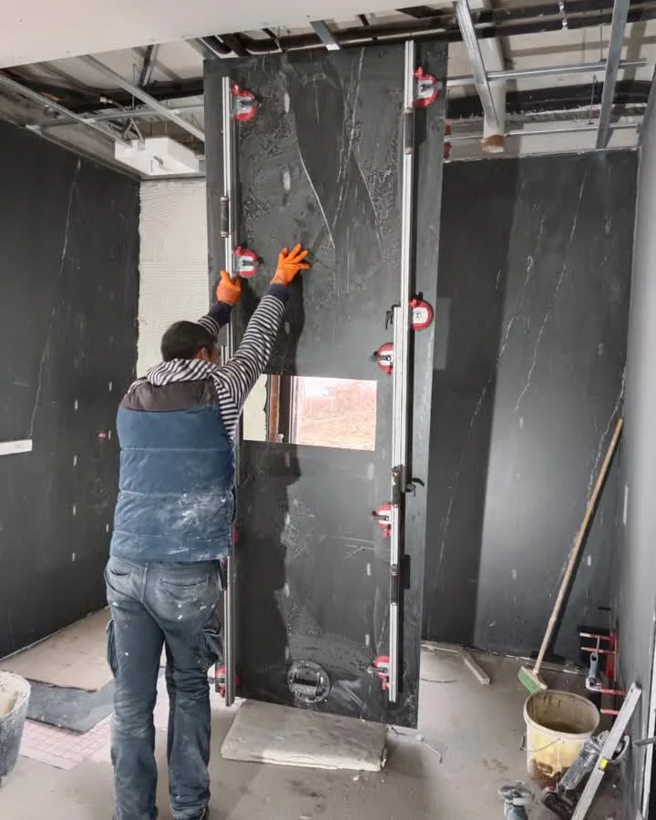 Operario de Construcciones Camblor Fernández trabajando en obra en Asturias