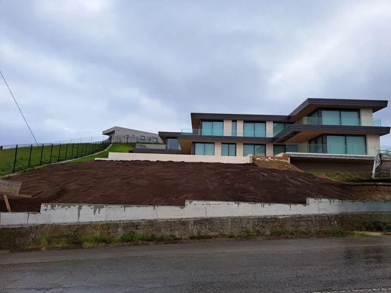 Villa contemporánea con grandes ventanales en Asturias